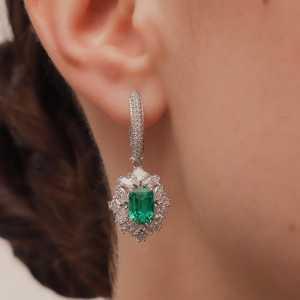 Серьги из белого золота с бриллиантами выращенными и изумрудами